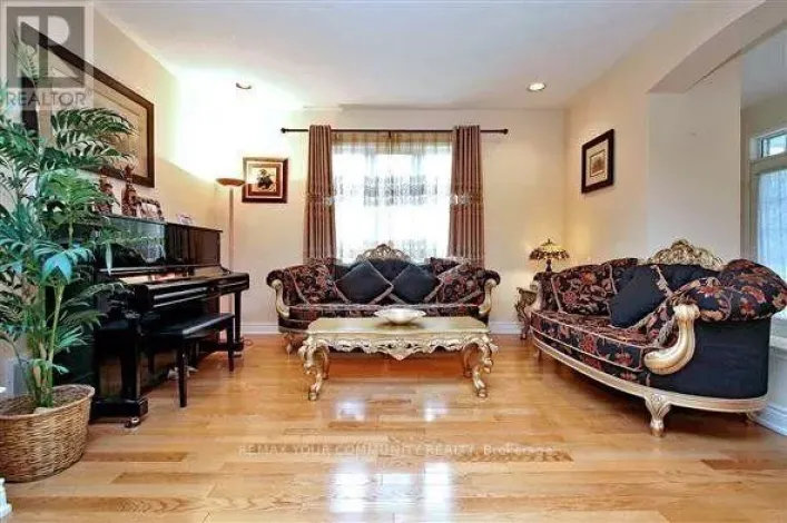 33 GOLDEN OAK AVENUE, Richmond Hill