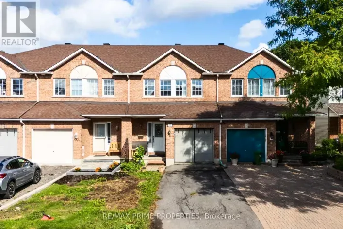 Row / Townhouse for sale: 33 INVERKIP AVENUE, Ottawa