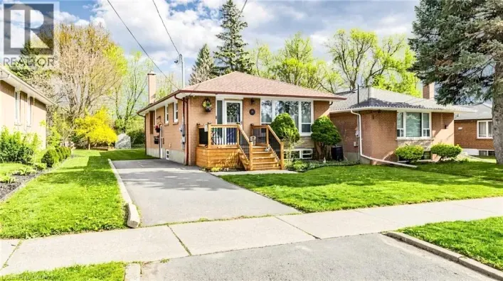 House for sale: 33 NEAPOLITAN Drive, Scarborough