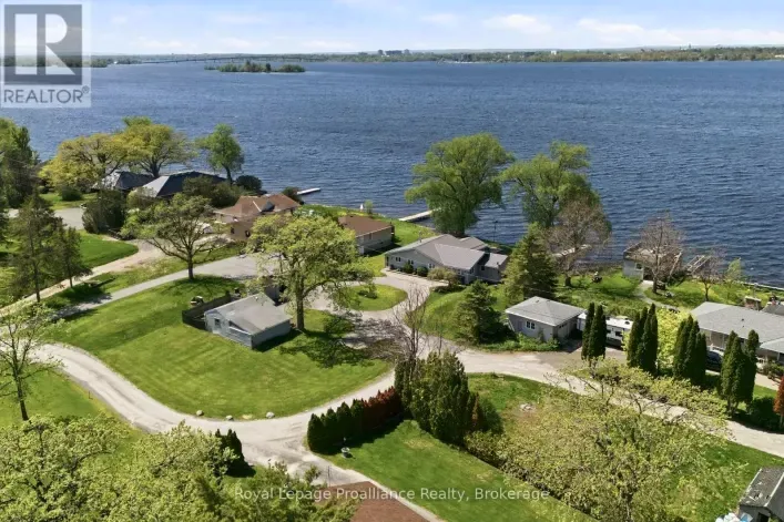 House for sale: 33 PEATS POINT LANE, Prince Edward County