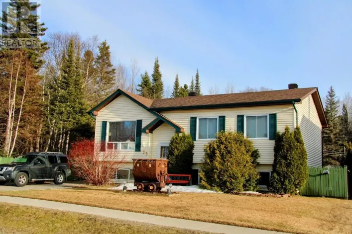 33 Radisson CRES, Marathon