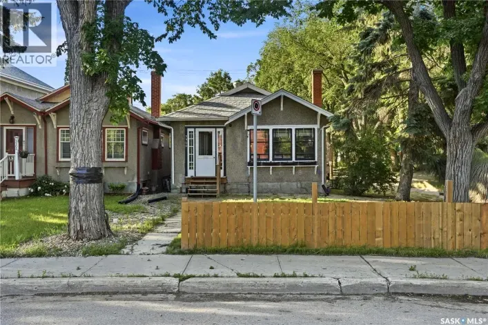 House for sale: 3300 Victoria AVENUE, Regina