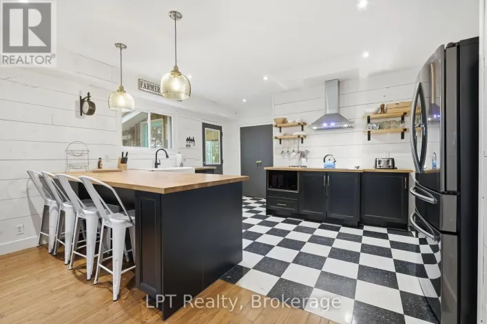 34 CAPTAINS DRIVE, Prince Edward County