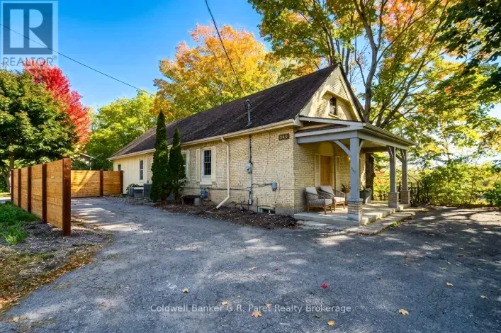 House for sale: 340 RIVERSIDE DRIVE, London North