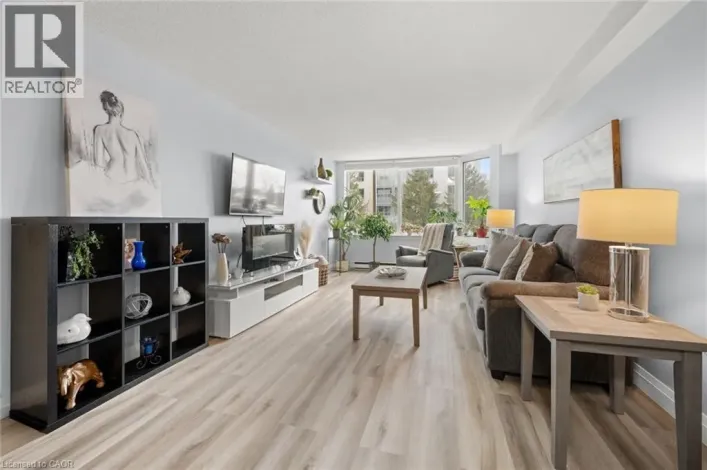 35 GREEN VALLEY Drive Unit# 204, Kitchener