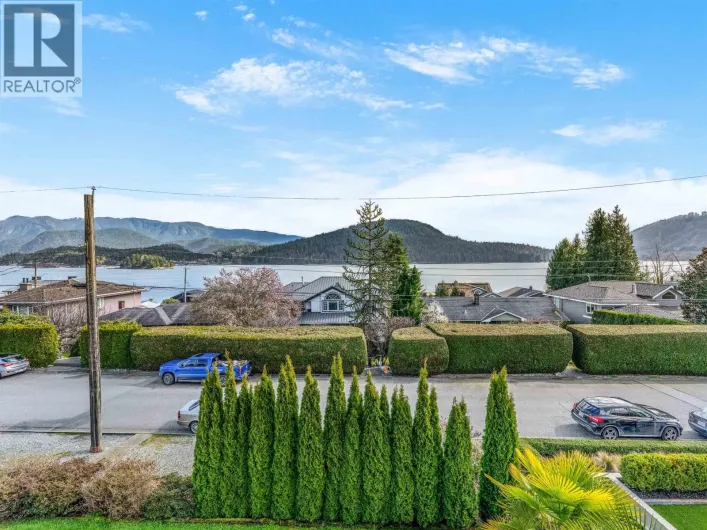 351 BEACHVIEW DRIVE, North Vancouver
