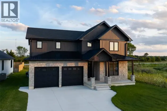 3527 PAUL CRESCENT, Plympton-Wyoming