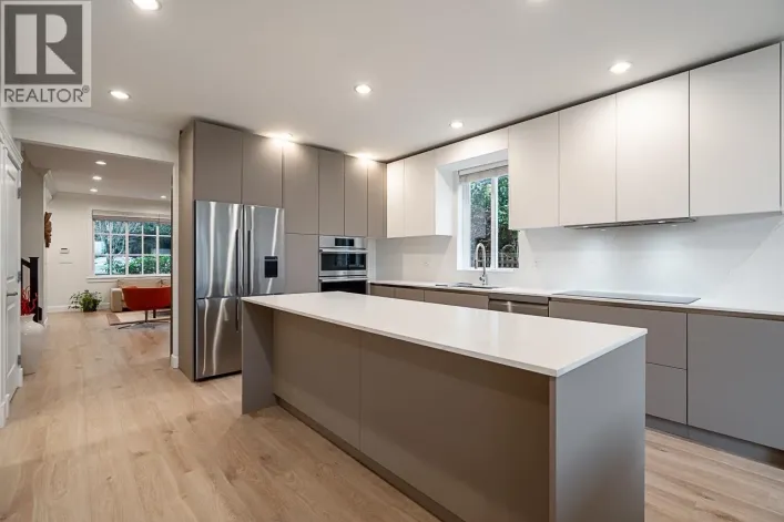 359 E 13TH STREET, North Vancouver
