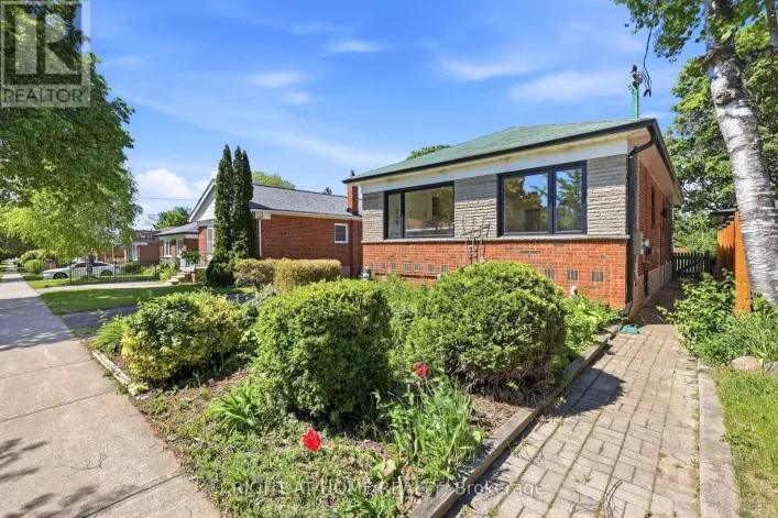 36 VAUXHALL DRIVE, Toronto