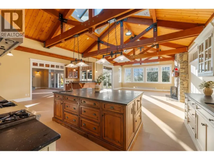 366 KEITH ROAD, West Vancouver