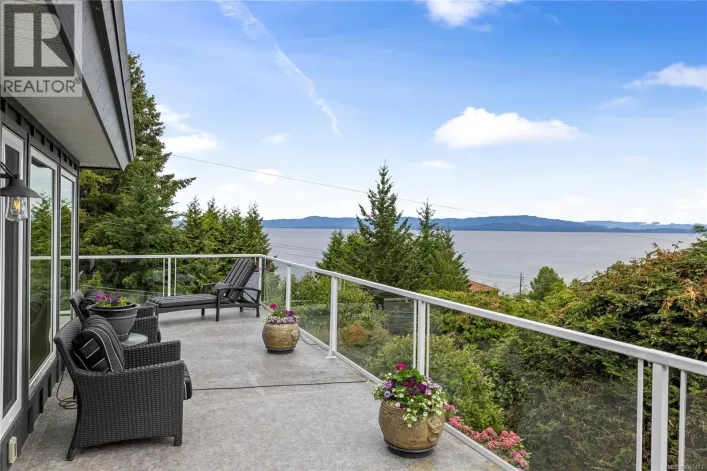 372 Crescent Rd W, Qualicum Beach