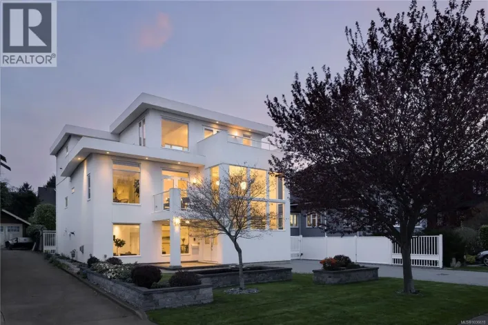 376 King George Terr, Oak Bay