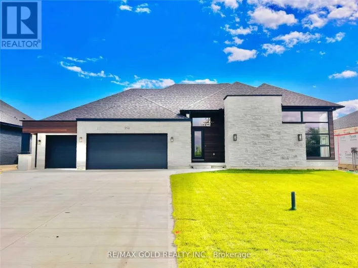 3761 QUEEN STREET, Plympton-Wyoming