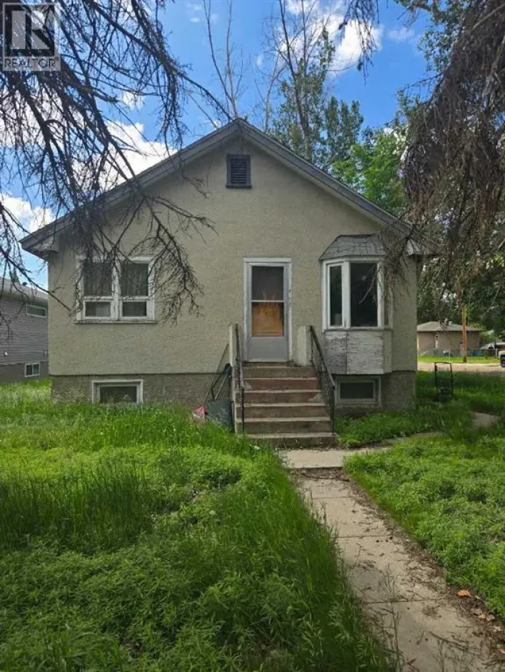 377 2 Street NW, Medicine Hat