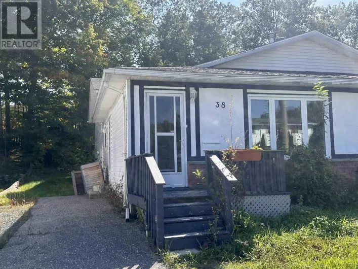 38 Beckett BLVD, Elliot Lake