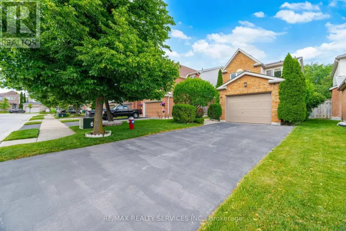 38 FURROWS END, Brampton