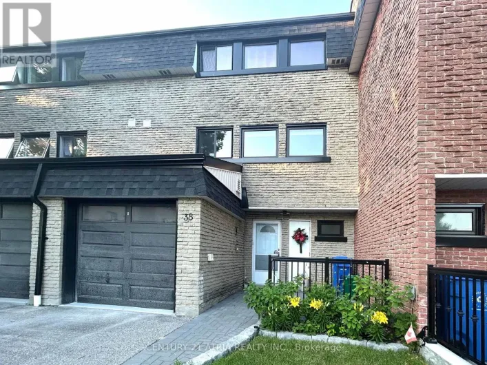 38 HENDERSON DRIVE, Aurora