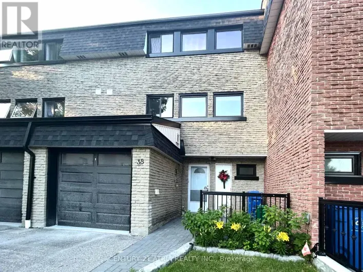 38 HENDERSON DRIVE, Aurora