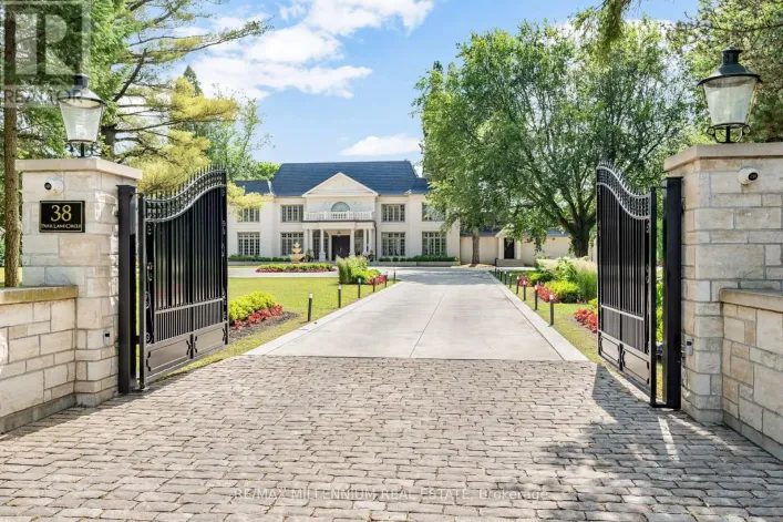 38 PARK LANE CIRCLE, Toronto