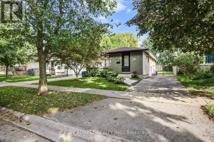 House for sale: 38 STROUD CRESCENT, London South
