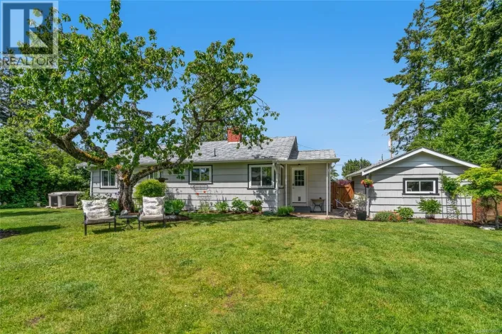 380 Hirst Ave W, Parksville