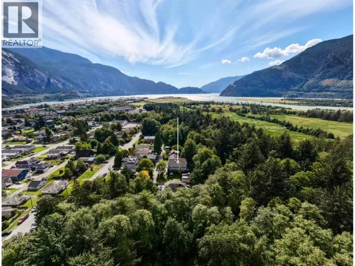38030 SEVENTH AVENUE, Squamish