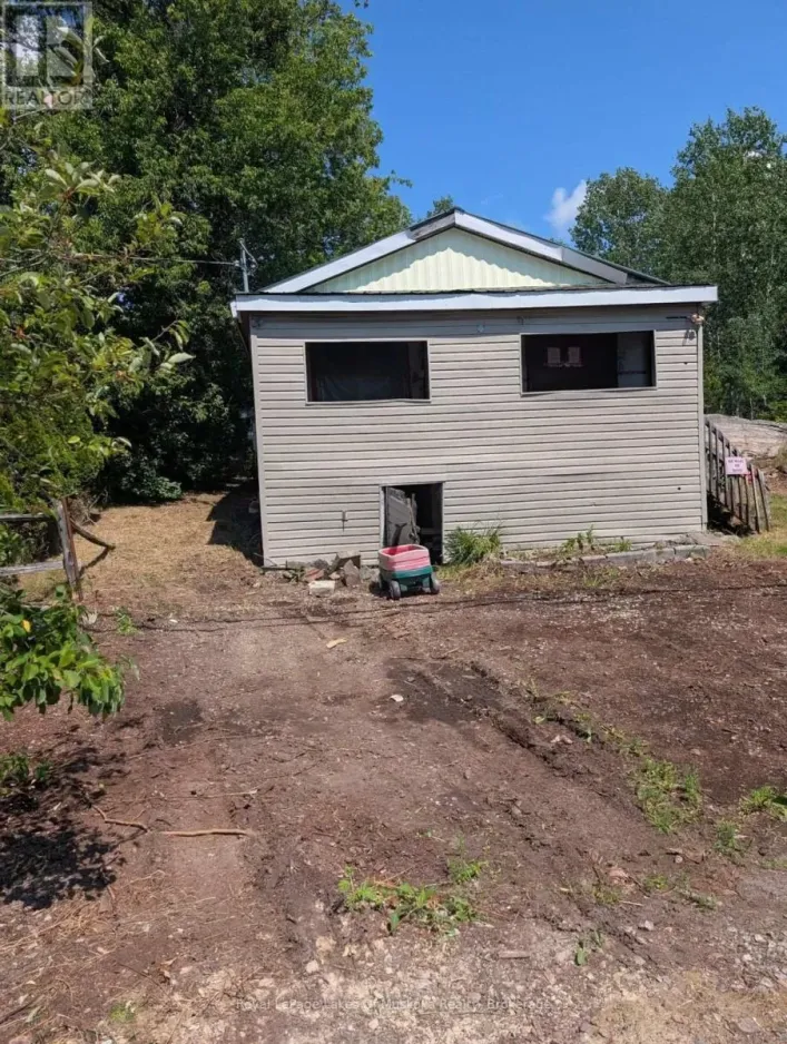 39 94 HIGHWAY, East Ferris