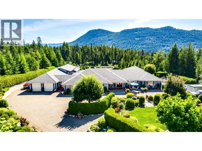 House for sale: 39 Ladyslipper Road, Lumby