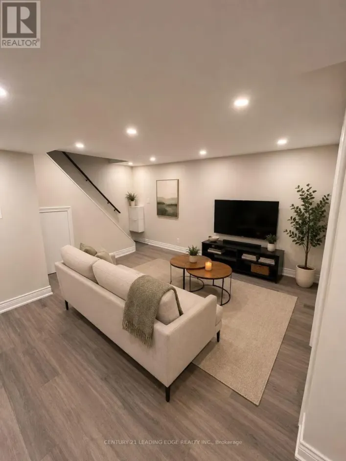 39 WADDINGTON CRESCENT, Toronto