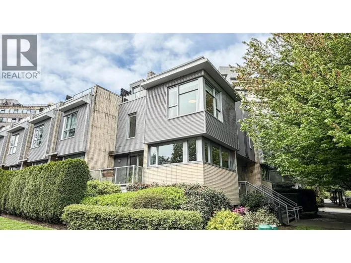 390 E 11TH AVE, Vancouver