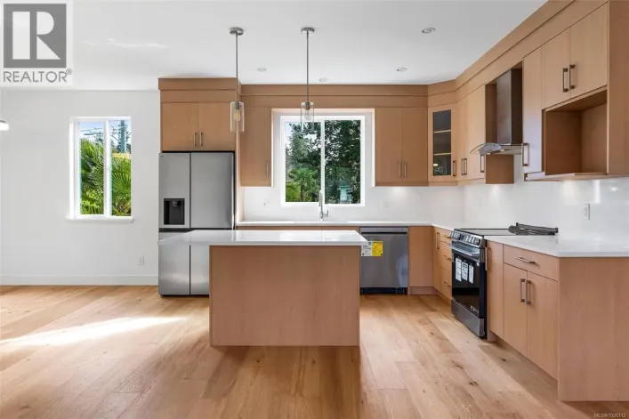 4 1559 Ash Rd, Saanich