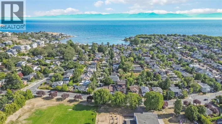 4 1827 Fairfield Rd, Victoria