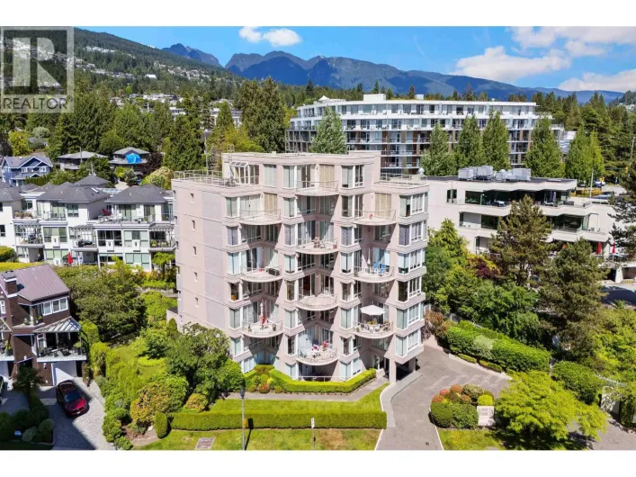 4 2243 BELLEVUE AVENUE, West Vancouver