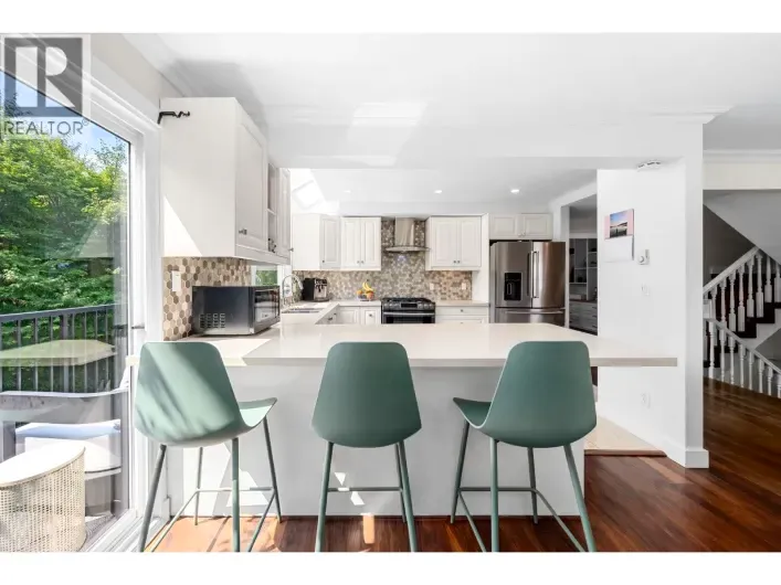 4 230 W 16TH STREET, North Vancouver