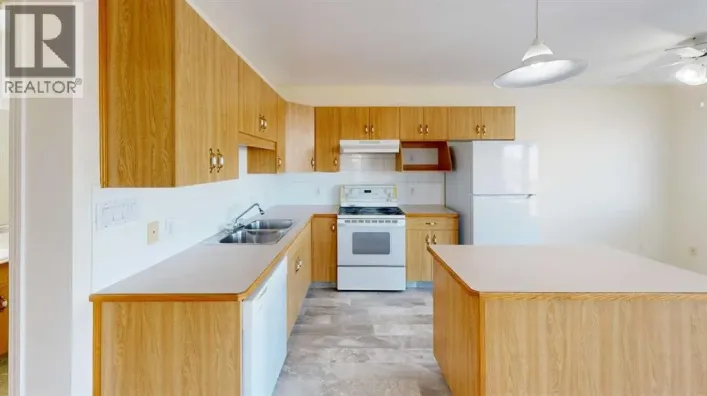 4, 236 St. James Boulevard N, Lethbridge