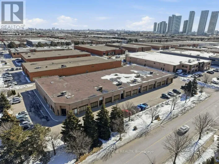 4 - 299 APPLEWOOD CRESCENT, Vaughan