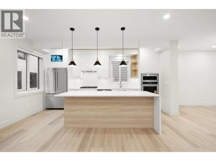 4 3881 HURST STREET, Burnaby