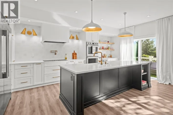 4 4583 Wilkinson Rd, Saanich