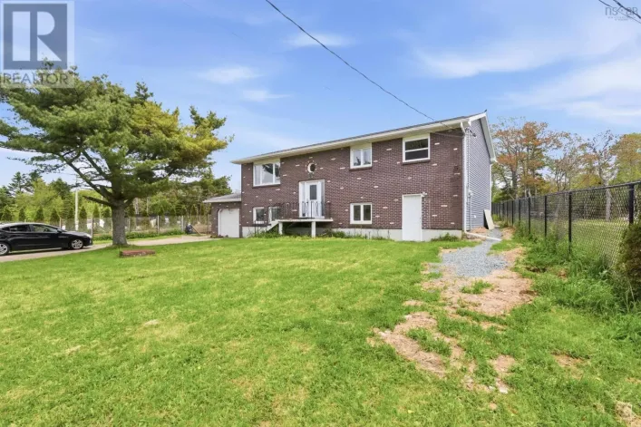 4 Club Road, Hatchet Lake