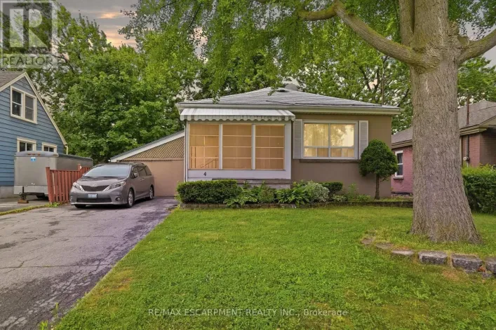 4 DUNCOMBE DRIVE, Hamilton