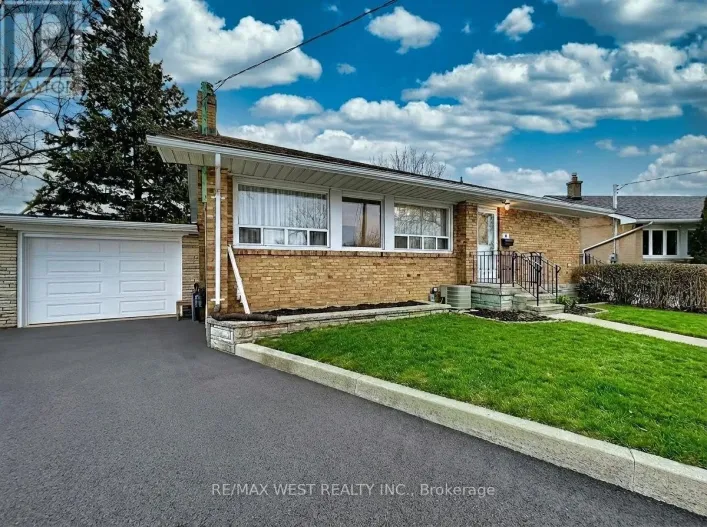 4 KITSON DRIVE, Toronto