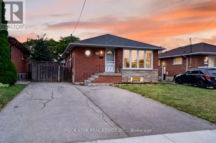 House for sale: 40 CLARENDON AVENUE, Hamilton