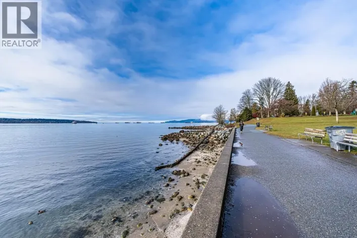 401 2015 BEACH AVENUE, Vancouver