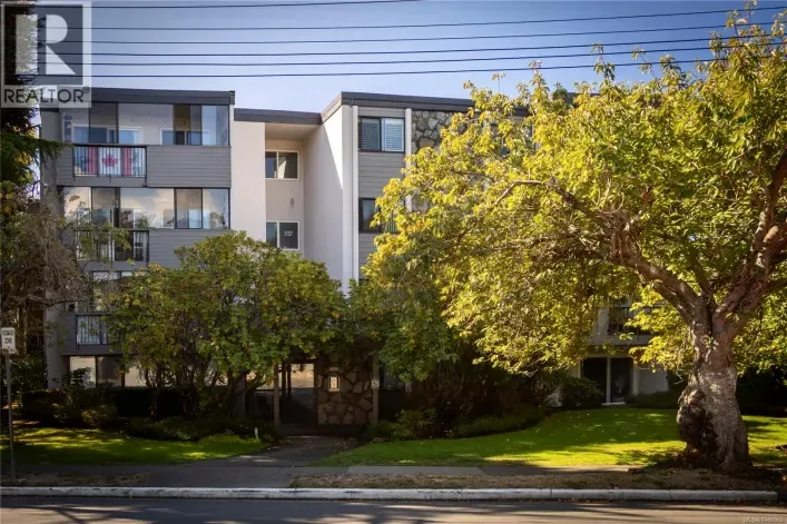 Apartment for sale: 402 1157 Fairfield Rd, Victoria