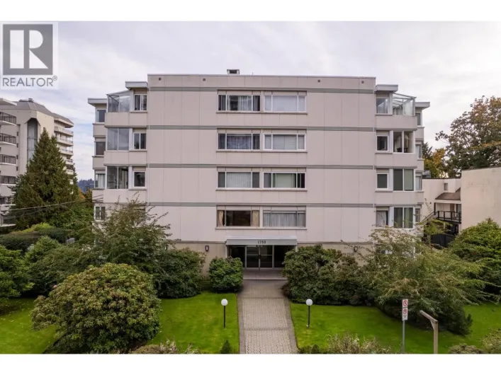 402 1750 ESQUIMALT AVENUE, West Vancouver