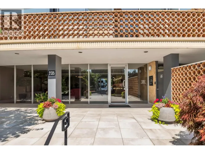 402 2135 ARGYLE AVENUE, West Vancouver