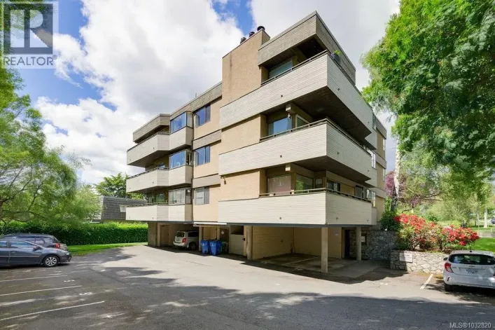402 3274 Glasgow Ave, Saanich