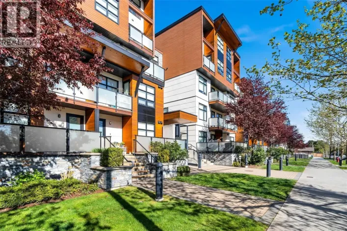 402 4000 Shelbourne St, Saanich