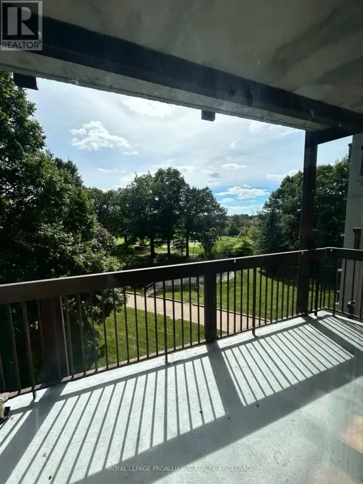 Apartment for rent: 402 - 66 GREENVIEW DRIVE, Kingston
