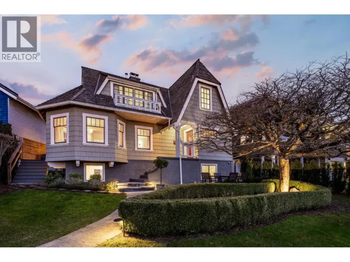 402 BRAND STREET, North Vancouver